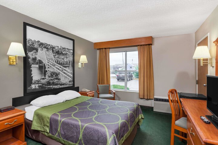 1 Queen Bed (3 of 13)