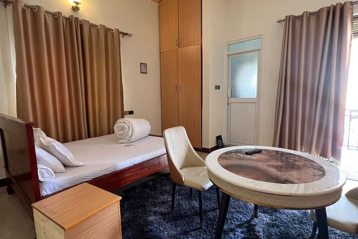 Room 10 of 13