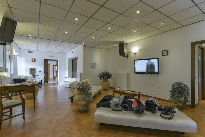 Lobby lounge