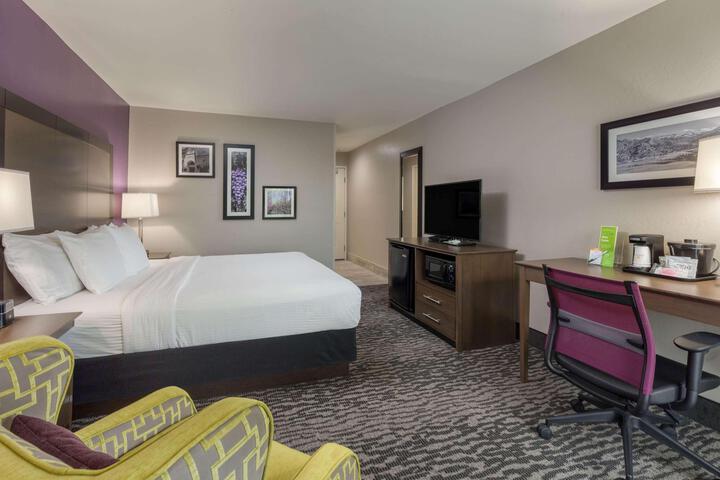1 King Bed (2 of 18)