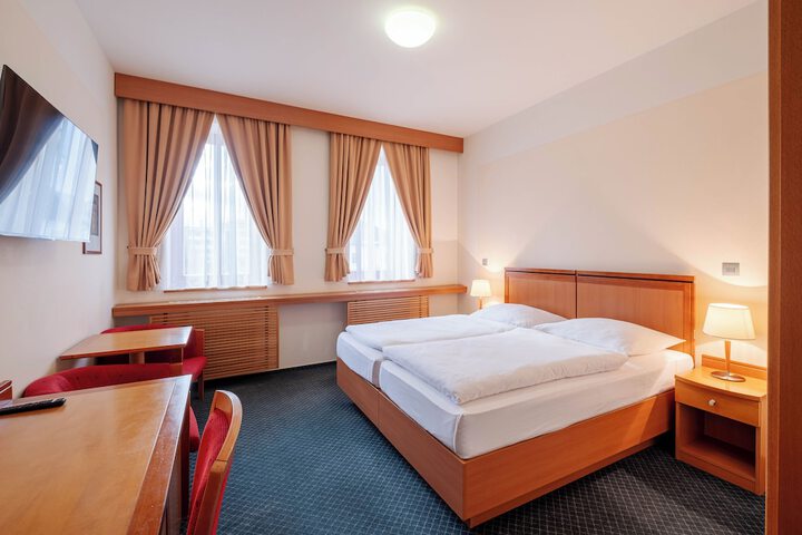 Room 10 of 77
