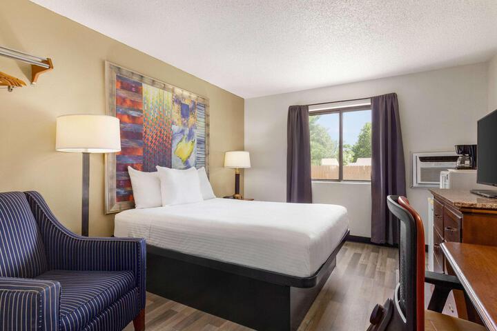 1 Queen Bed (7 of 13)