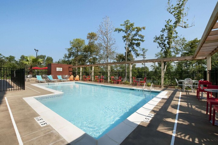 Pool 20 of 28