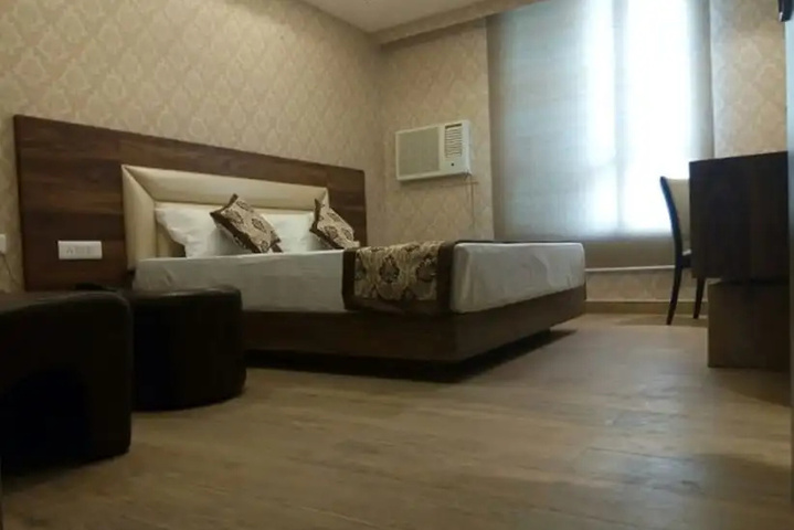 Room 7 of 14