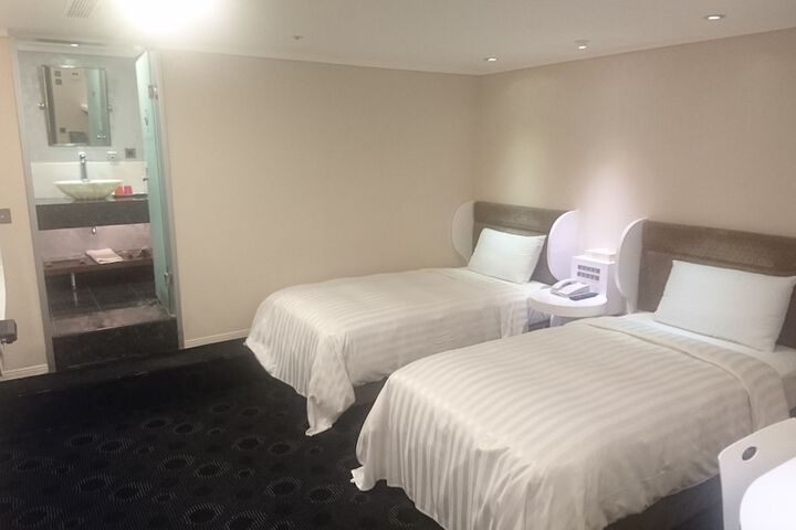 Room 6 of 61