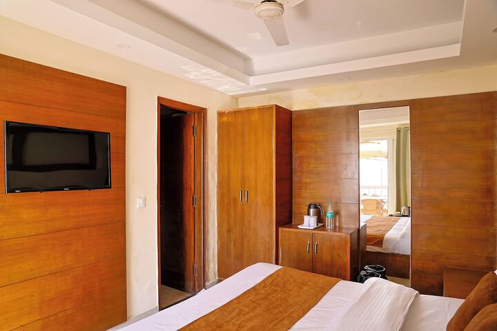 Room 27 of 38