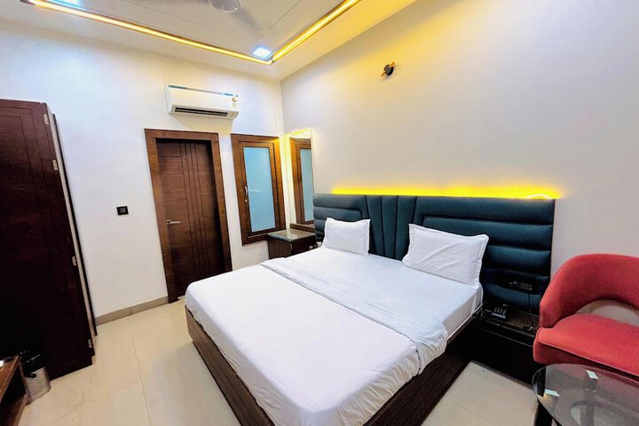 Room 8 of 20
