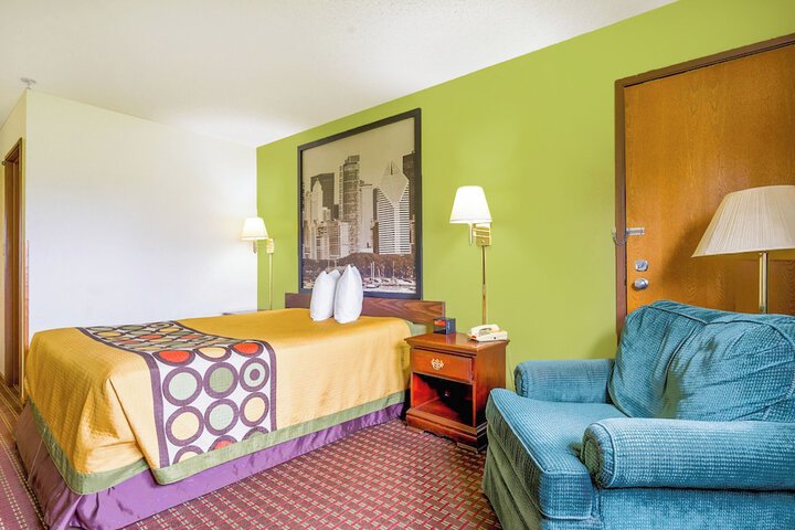 1 Queen Bed (6 of 33)