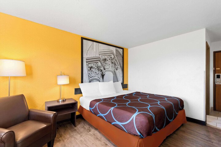 1 King Bed (4 of 24)