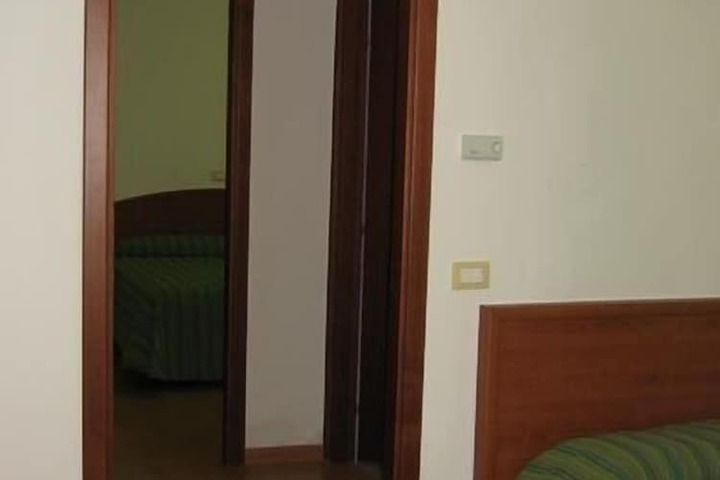 Room 8 of 16