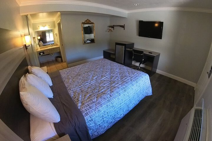 1 Queen Bed (12 of 16)