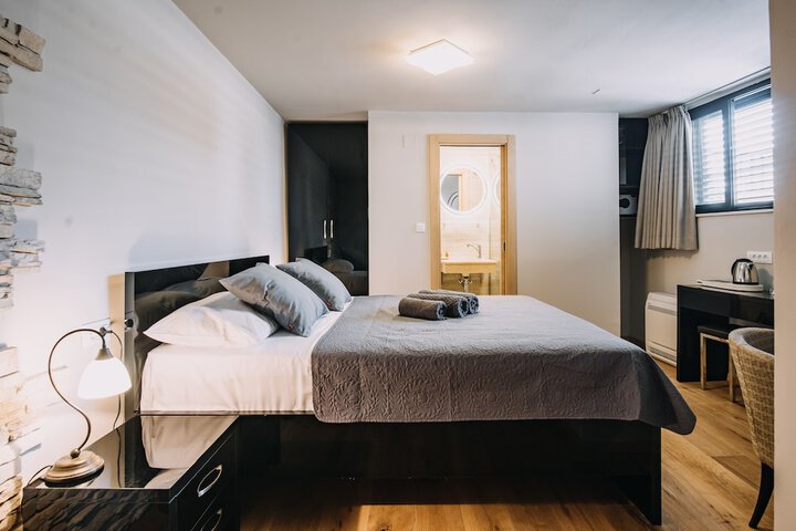 Room 9 of 166