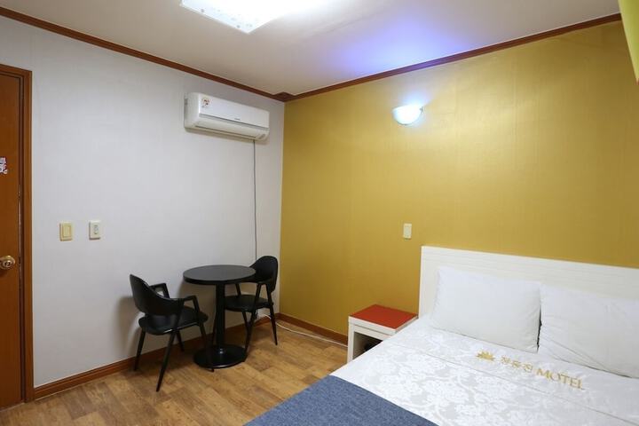 Room 17 of 28