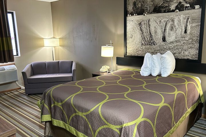 1 Queen Bed (11 of 28)