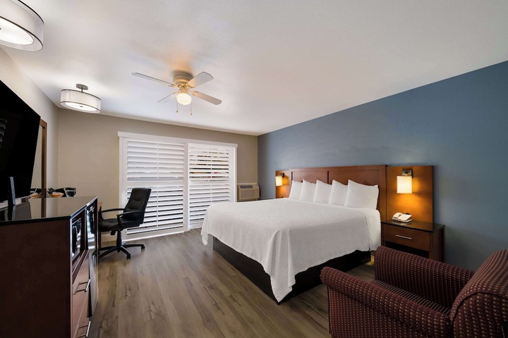 Room 33 of 65
