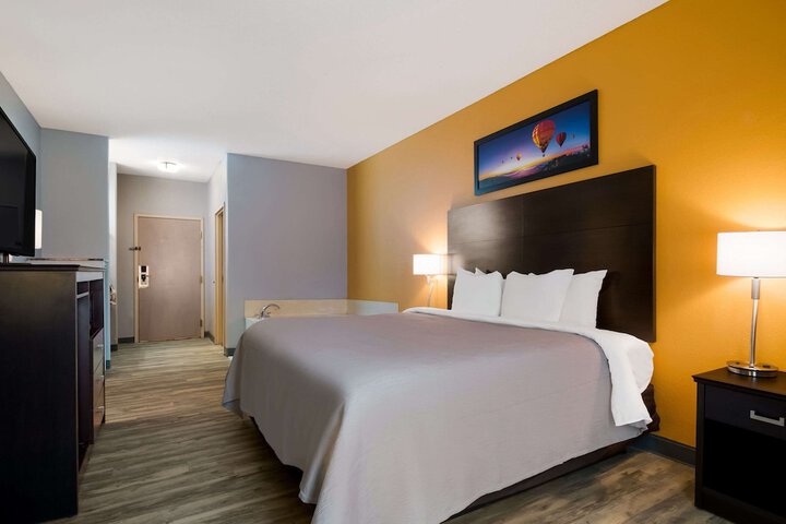 1 King Bed (3 of 19)