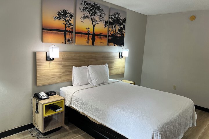 1 Queen Bed (14 of 21)