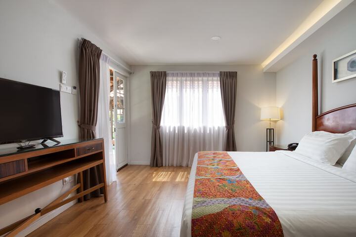 Room 4 of 80