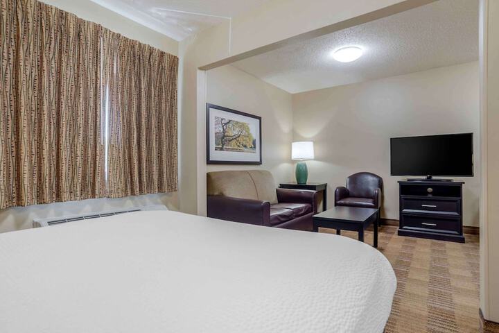 Studio Queen Bed (5 of 12)