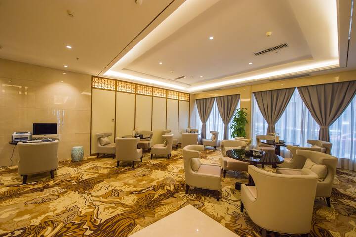 Lounge 46 of 64