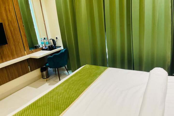 Room 6 of 16