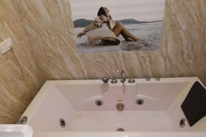 Hot Tub 13 of 33