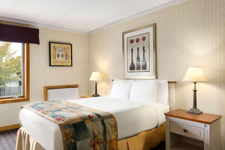 1 Queen Bed (2 of 13)