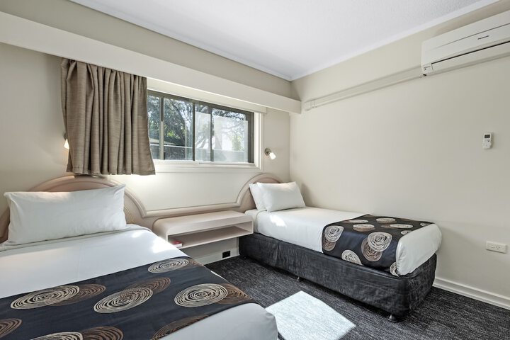 Room 4 of 28