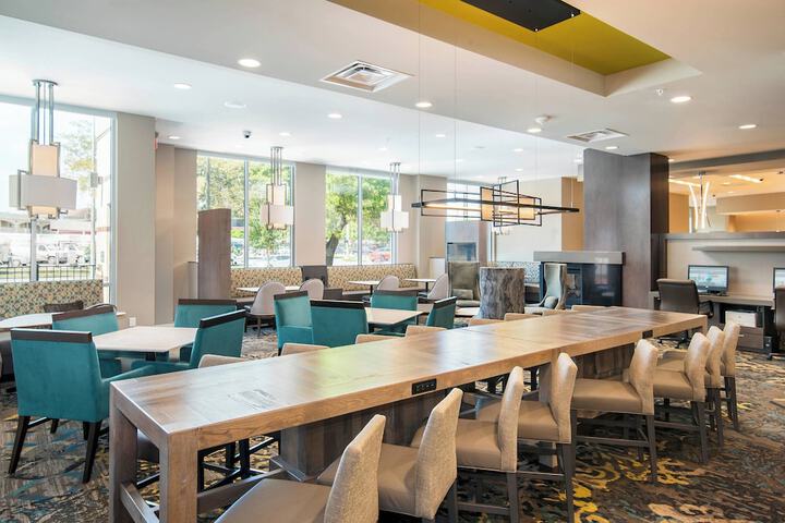 Lobby lounge