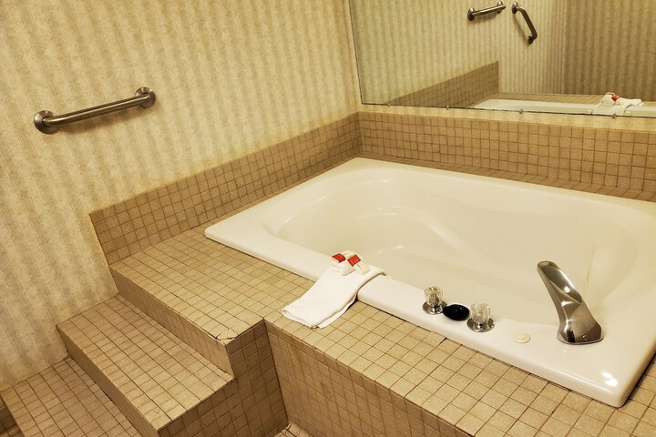 Private spa tub