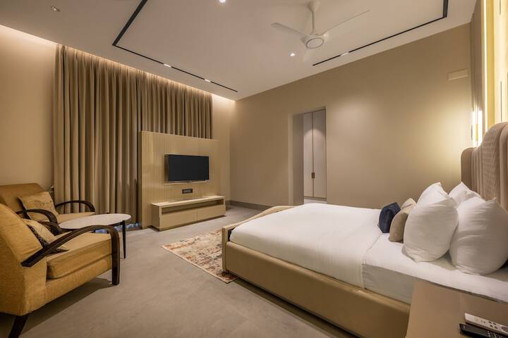 Room 6 of 25