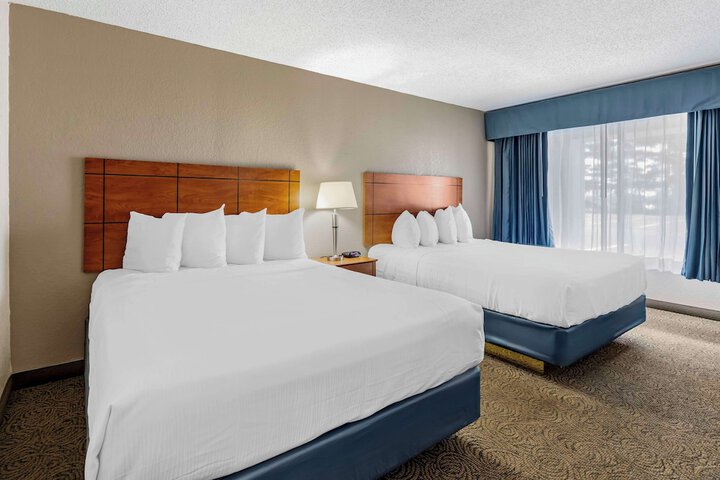 2 Queen Beds Pet Friendly Room Pillow Top Mattress Microwave and Refrigerator High Speed Internet Accessible Coffee Maker Full Breakfast (10 of 17)