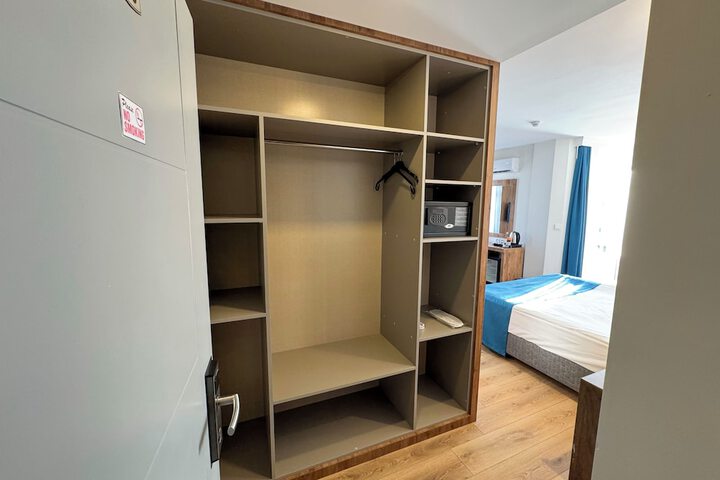 Room 13 of 30
