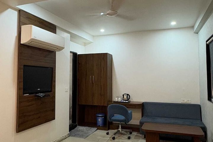Room 7 of 9