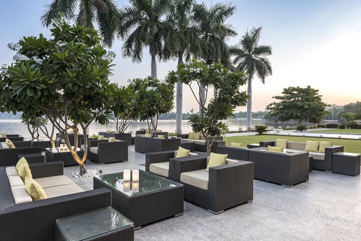 Lounge 50 of 68