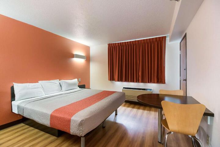 1 King Bed (3 of 5)