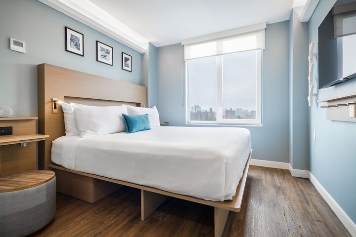 Deluxe King Bed (3 of 11)