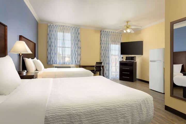 2 Queen Beds (8 of 9)