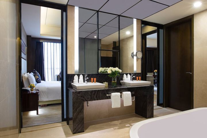 Room 4 of 95