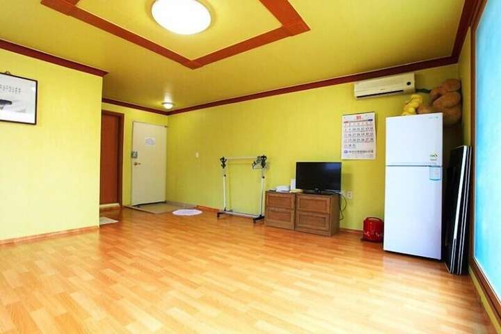 Room 6 of 28