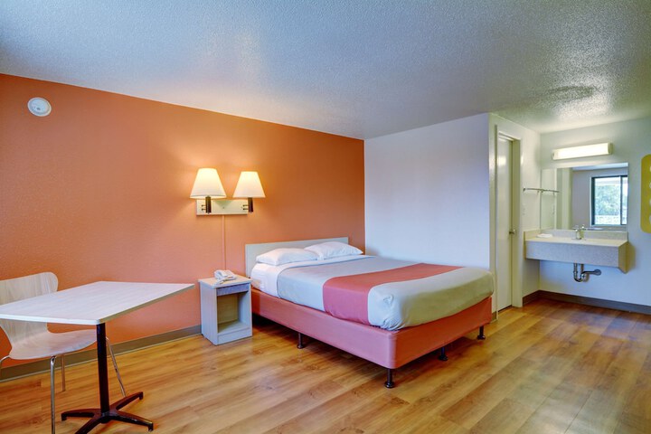 1 Queen Bed Micfridge (12 of 13)