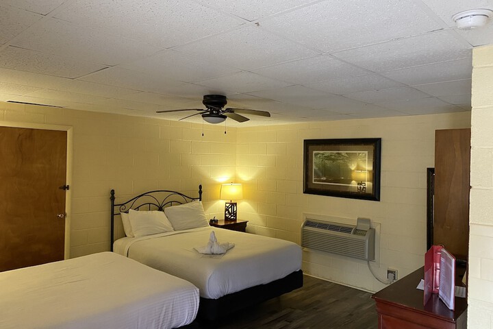 Image of Queen Guest Room located at the Joplin Inn on the highway at the entrance to Mountain Harbor 2 1 / 2 miles from Lake Ouachita. by RedAwning