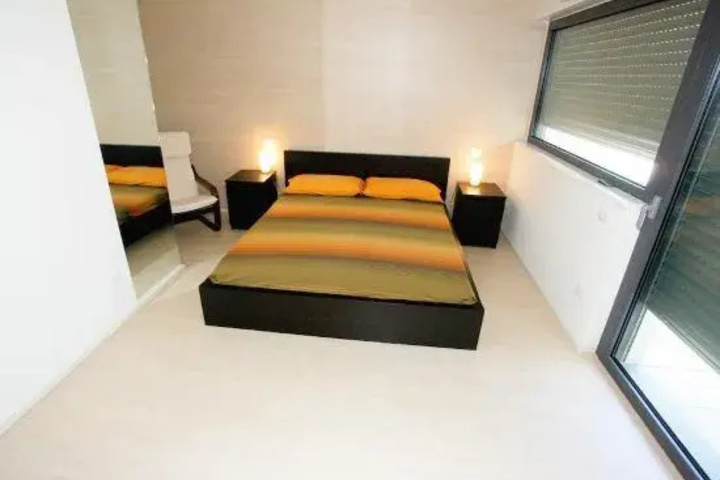 Room 4 of 12
