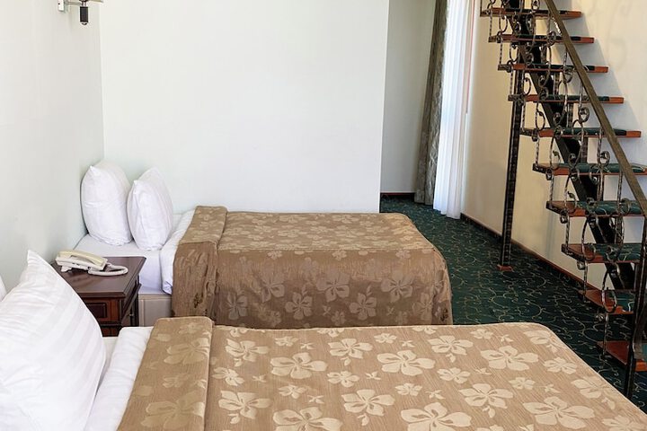 Room 33 of 141