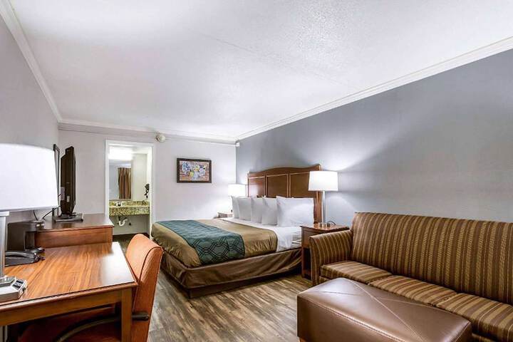 1 King Bed Deluxe Room (3 of 5)