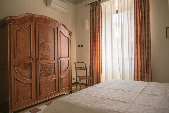 Room 5 of 12