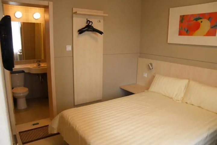 Room 4 of 10