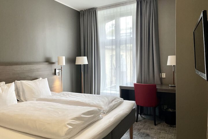 Room 10 of 26