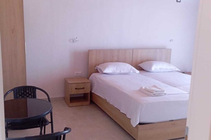 Room 4 of 38