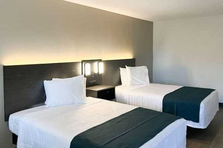 1 King Bed (1 of 14)
